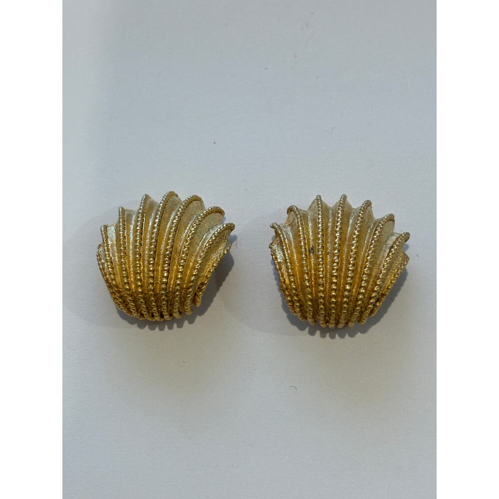 Vintage Gold Tone Earrings Shell Shaped Clip On Statement